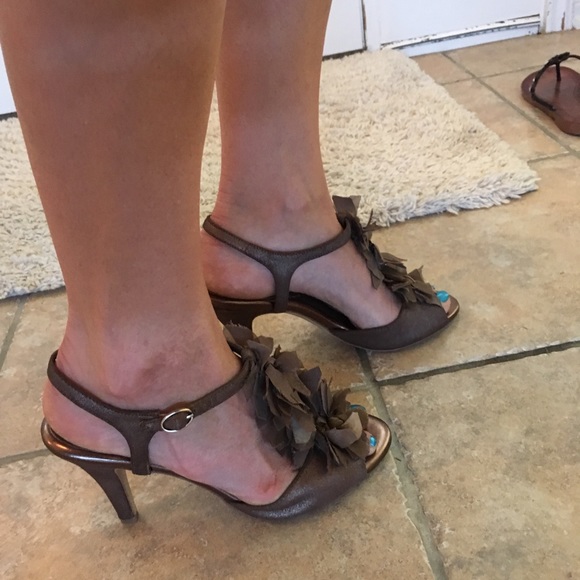 Banana Republic metallic brown heels w/bows on top - Picture 3 of 8